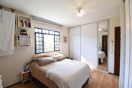Casa à venda com 220m², 4 quartos e 2 vagasSuíte 3