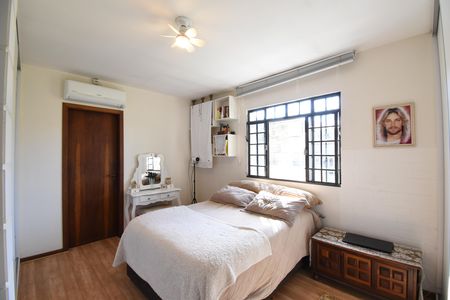 Casa à venda com 220m², 4 quartos e 2 vagasSuíte 3
