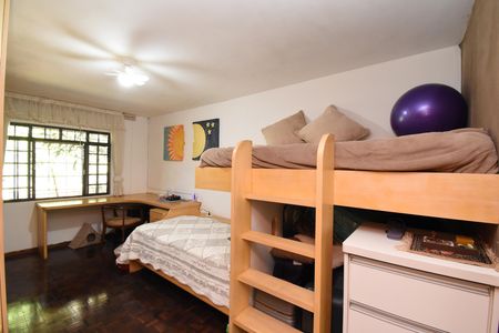 Casa à venda com 220m², 4 quartos e 2 vagasSuíte 1