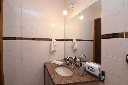 Casa à venda com 220m², 4 quartos e 2 vagasLavabo