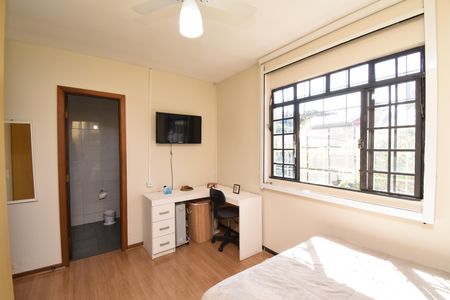 Casa à venda com 220m², 4 quartos e 2 vagasSuíte  2