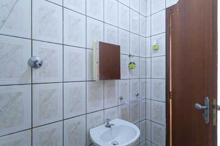 Casa de condomínio para alugar com 65m², 2 quartos e 1 vaga Casa de condomínio para alugar com 65m², 2 quartos e 1 vagaBanheiro social