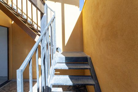 Casa de condomínio para alugar com 85m², 3 quartos e 1 vaga Casa de condomínio para alugar com 85m², 3 quartos e 1 vagaEscada