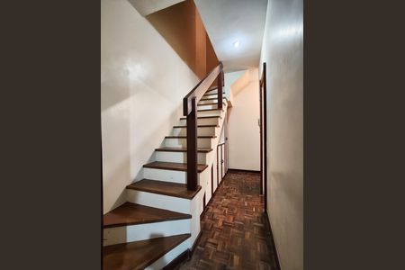Apartamento para alugar com 140m², 3 quartos e 2 vagas Apartamento para alugar com 140m², 3 quartos e 2 vagasEscada