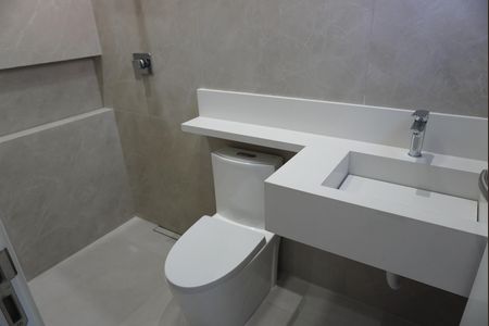 Casa de condomínio para alugar com 300m², 4 quartos e 4 vagasBanheiro do quarto 