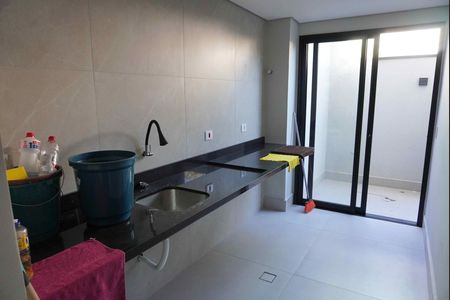 Casa de condomínio para alugar com 300m², 4 quartos e 4 vagasÁrea de Serviço