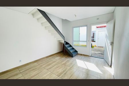 Sala de casa de condomínio para alugar com 2 quartos, 54m² em Parque Santo Afonso, Cotia