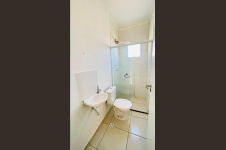 Banheiro de casa de condomínio para alugar com 2 quartos, 54m² em Parque Santo Afonso, Cotia