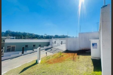 Placa instalada de casa de condomínio para alugar com 2 quartos, 54m² em Parque Santo Afonso, Cotia