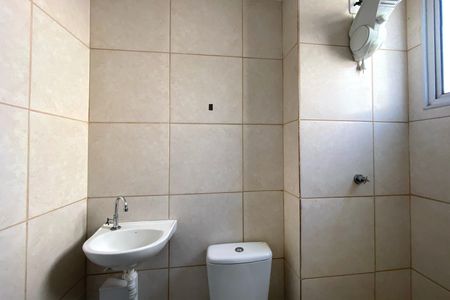 Banheiro de apartamento para alugar com 2 quartos, 46m² em Maria da Conceicao, Contagem