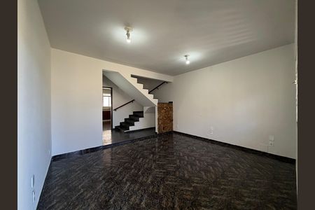 Sala de casa para alugar com 3 quartos, 209m² em Taquara, Rio de Janeiro