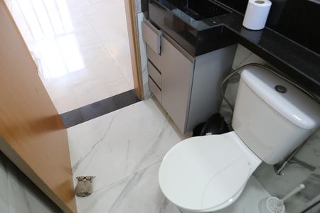 Banheiro de apartamento para alugar com 2 quartos, 40m² em Califórnia, Contagem
