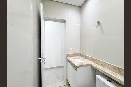 Banheiro de casa de condomínio para alugar com 2 quartos, 80m² em Jardim Mangalot, São Paulo
