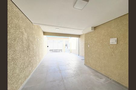 Garagem de casa de condomínio para alugar com 2 quartos, 80m² em Jardim Mangalot, São Paulo