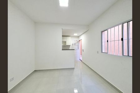 Sala de casa de condomínio para alugar com 2 quartos, 80m² em Jardim Mangalot, São Paulo