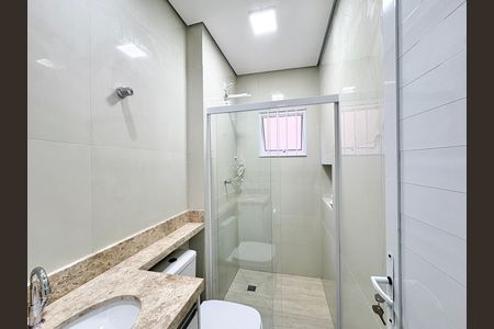 Banheiro de casa de condomínio para alugar com 2 quartos, 80m² em Jardim Mangalot, São Paulo