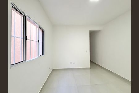 Sala de casa de condomínio para alugar com 2 quartos, 80m² em Jardim Mangalot, São Paulo
