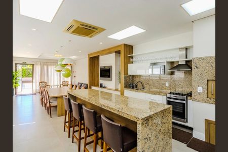 Apartamento à venda com 166m², 3 quartos e 4 vagas Apartamento à venda com 166m², 3 quartos e 4 vagasÁrea externa