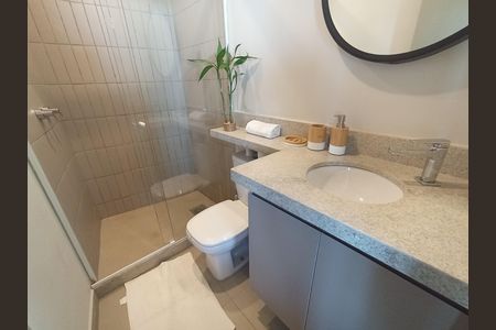 Banheiro de kitnet/studio para alugar com 1 quarto, 42m² em Barra da Tijuca, Rio de Janeiro