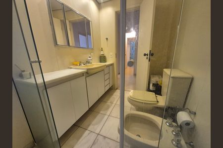 Apartamento para alugar com 140m², 3 quartos e 2 vagas Apartamento para alugar com 140m², 3 quartos e 2 vagasBanheiro Corredor