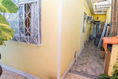 Casa à venda com 136m², 2 quartos e sem vaga Casa à venda com 136m², 2 quartos e sem vagaLateral da casa