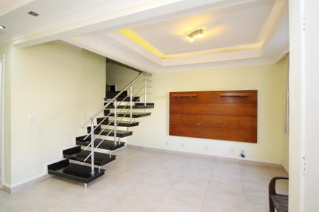 Sala de TV de casa de condomínio para alugar com 3 quartos, 110m² em Jardim Passargada I, Cotia