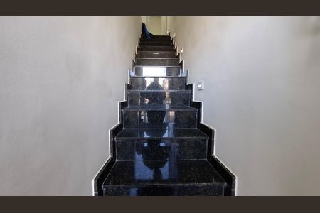 Casa para alugar com 130m², 3 quartos e 2 vagas Casa para alugar com 130m², 3 quartos e 2 vagasEscada