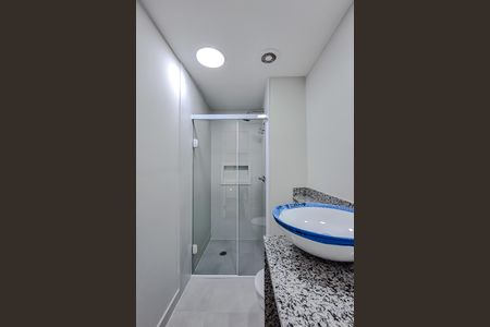 Banheiro de kitnet/studio para alugar com 1 quarto, 28m² em Liberdade, São Paulo