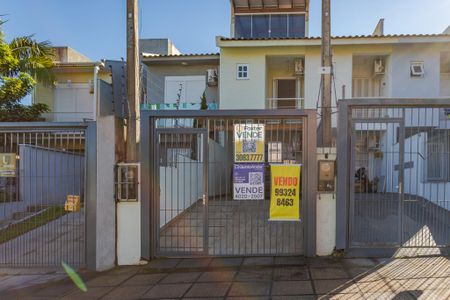 Casa à venda com 144m², 3 quartos e 2 vagas Casa à venda com 144m², 3 quartos e 2 vagasFachada