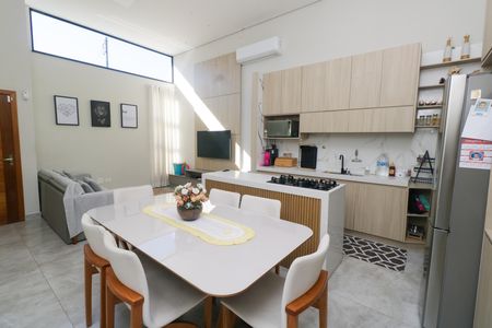 Casa à venda com 130m², 3 quartos e 2 vagas Casa à venda com 130m², 3 quartos e 2 vagasSala de Jantar