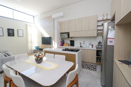 Casa à venda com 130m², 3 quartos e 2 vagas Casa à venda com 130m², 3 quartos e 2 vagasSala de Jantar