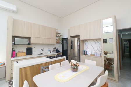 Casa à venda com 130m², 3 quartos e 2 vagas Casa à venda com 130m², 3 quartos e 2 vagasSala de Jantar