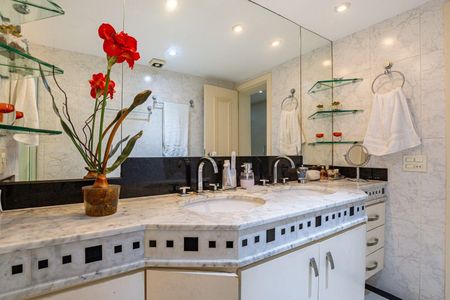 Apartamento à venda com 4 quartos, 180m² em Icaraí, Niterói