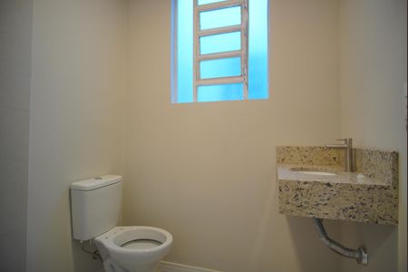 Banheiro de apartamento à venda com 1 quarto, 40m² em Passo D’areia, Porto Alegre