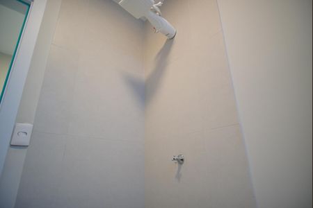 Banheiro de apartamento à venda com 1 quarto, 40m² em Passo D’areia, Porto Alegre