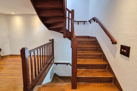 Casa à venda com 241m², 3 quartos e 4 vagas Casa à venda com 241m², 3 quartos e 4 vagascorredor