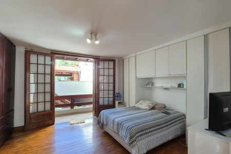 Casa à venda com 241m², 3 quartos e 4 vagas Casa à venda com 241m², 3 quartos e 4 vagasSuíte