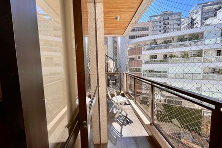 Apartamento à venda com 280m², 3 quartos e 3 vagas Apartamento à venda com 280m², 3 quartos e 3 vagasVaranda da suite