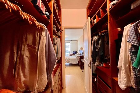 Apartamento à venda com 280m², 3 quartos e 3 vagas Apartamento à venda com 280m², 3 quartos e 3 vagasCloset da suíte
