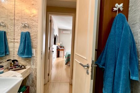 Apartamento à venda com 280m², 3 quartos e 3 vagas Apartamento à venda com 280m², 3 quartos e 3 vagasBanheiro social