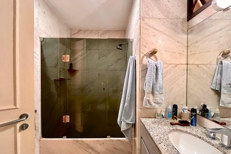 Apartamento à venda com 280m², 3 quartos e 3 vagas Apartamento à venda com 280m², 3 quartos e 3 vagasBanheiro da Suíte