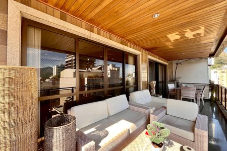 Apartamento à venda com 280m², 3 quartos e 3 vagas Apartamento à venda com 280m², 3 quartos e 3 vagasVaranda