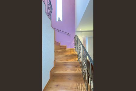 Casa para alugar com 150m², 2 quartos e 2 vagasEscada
