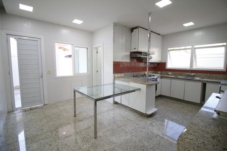 Cozinha de casa de condomínio à venda com 4 quartos, 597m² em Jacarepaguá, Rio de Janeiro