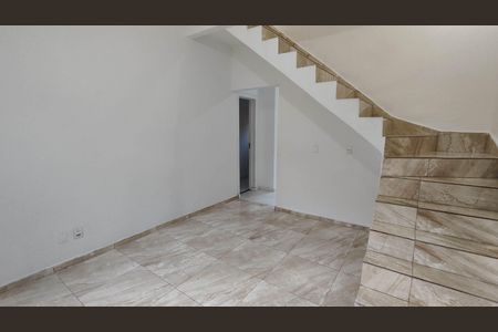 Sala de casa para alugar com 2 quartos, 75m² em Vila Andeyara, Ferraz de Vasconcelos