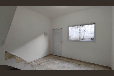 Sala de casa para alugar com 2 quartos, 75m² em Vila Andeyara, Ferraz de Vasconcelos