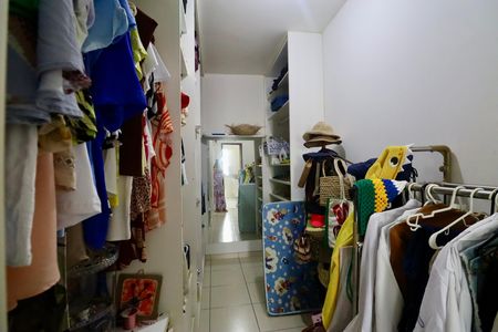 Closet de casa de condomínio para alugar com 4 quartos, 225m² em Jardim Placaford, Salvador