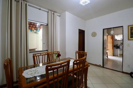 Casa de condomínio para alugar com 225m², 4 quartos e 2 vagasSala