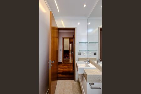 Apartamento à venda com 280m², 4 quartos e 5 vagas Apartamento à venda com 280m², 4 quartos e 5 vagasBanheiro da Suíte 2