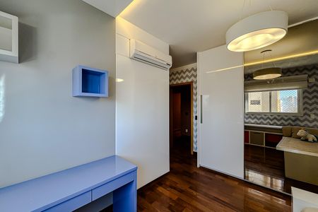 Apartamento à venda com 280m², 4 quartos e 5 vagas Apartamento à venda com 280m², 4 quartos e 5 vagasQuarto 3 - Suíte